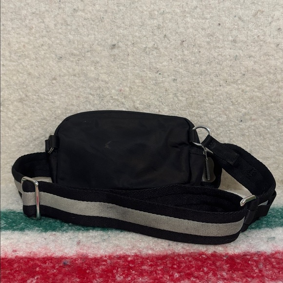 Lululemon Everywhere Crossbody Bag - Picture 4 of 6